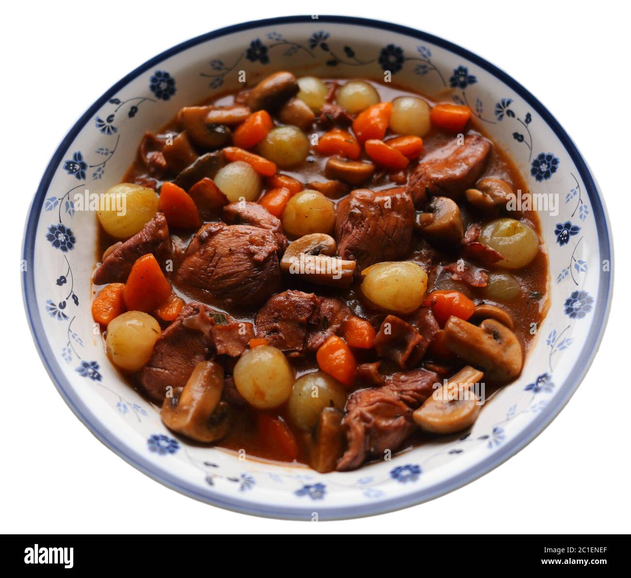 Coq au vin. Plat de poulet typiquement français dans une sauce au vin rouge de Bourgogne avec champignons, carottes et oignons perlés ou échalotes. Banque D'Images