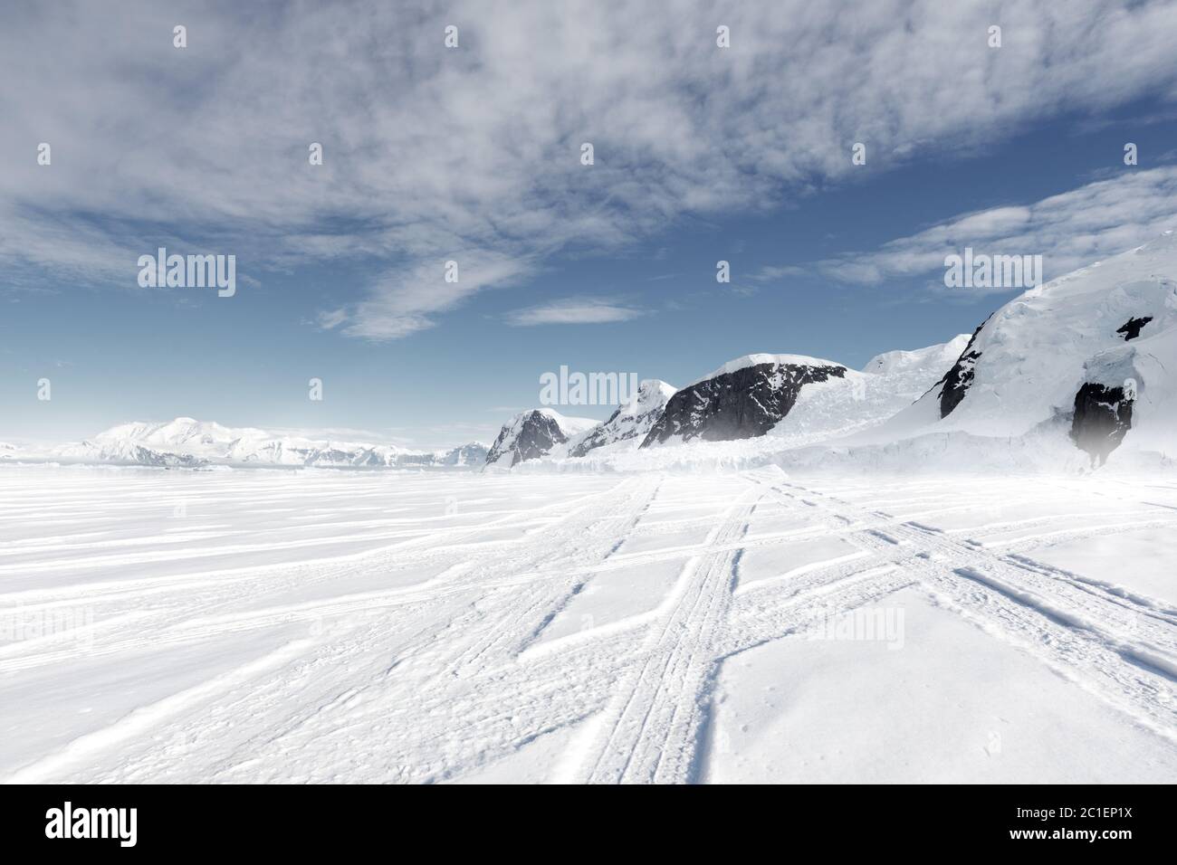terrain de brique vide avec la montagne sonw comme arrière-plan Banque D'Images