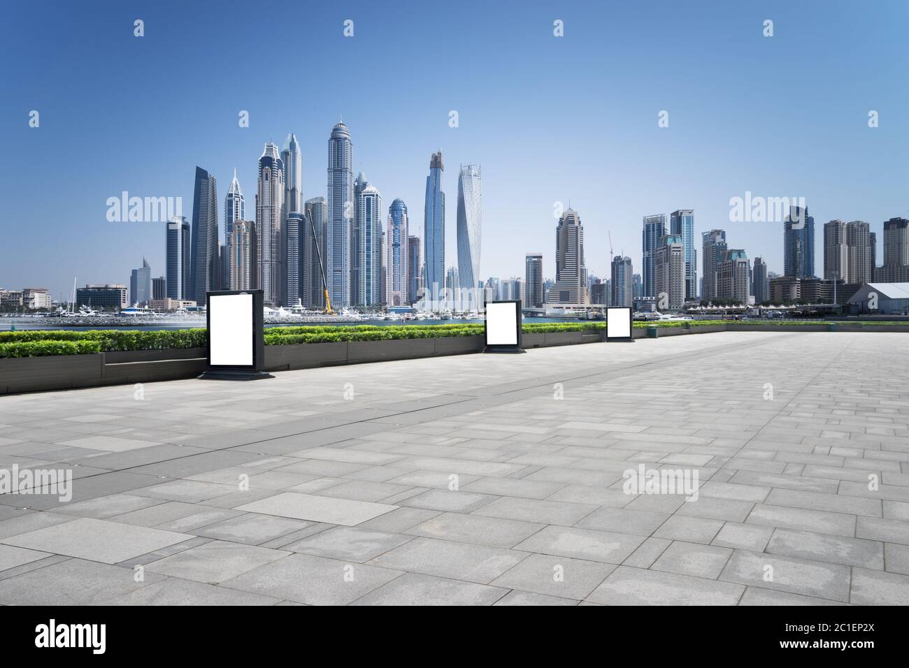 terrain vide avec horizon urbain moderne Banque D'Images