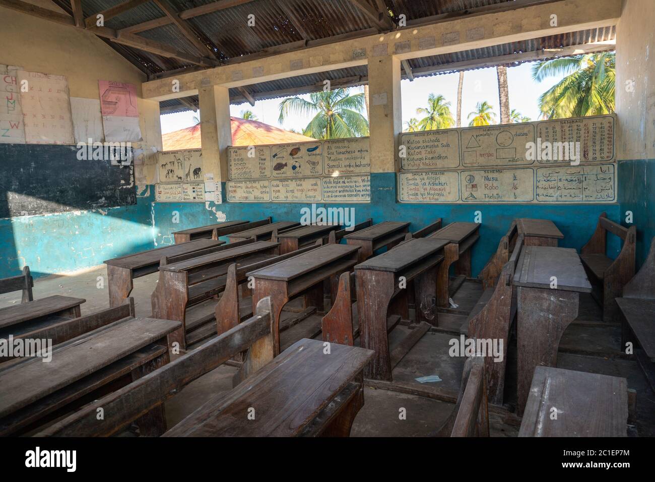 Une salle de classe ordinaire dans une école africaine à Zanzibar Banque D'Images