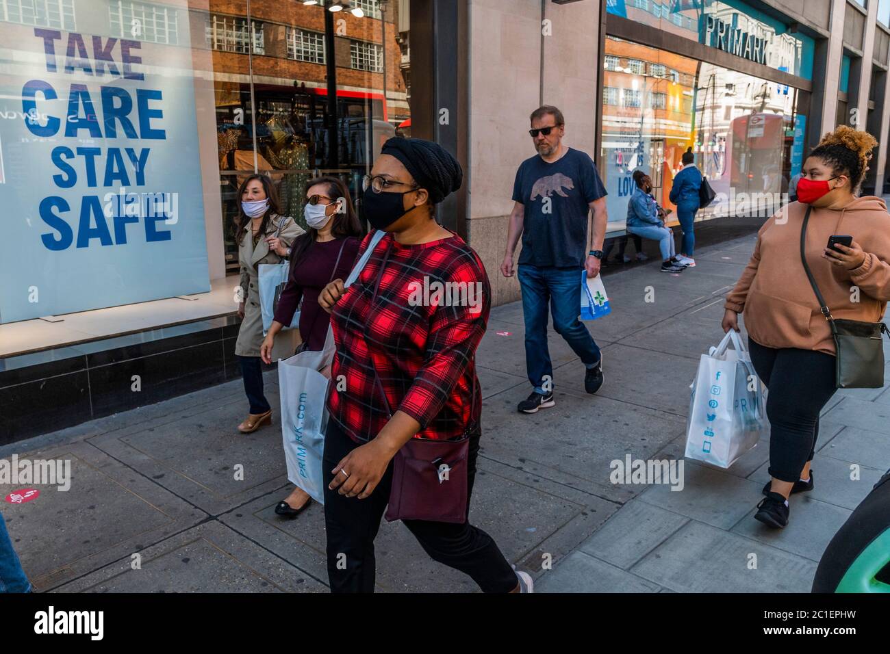 Londres, Royaume-Uni. 15 juin 2020. Primark a une entrée bien organisée avec assainisseur donc la file d'attente n'est jamais longue malgré un flux constant de clients - Oxford Street le premier jour, tous les magasins sont autorisés à ouvrir après l'assouplissement de la fermeture de coronavirus (COVID-19). Crédit : Guy Bell/Alay Live News Banque D'Images