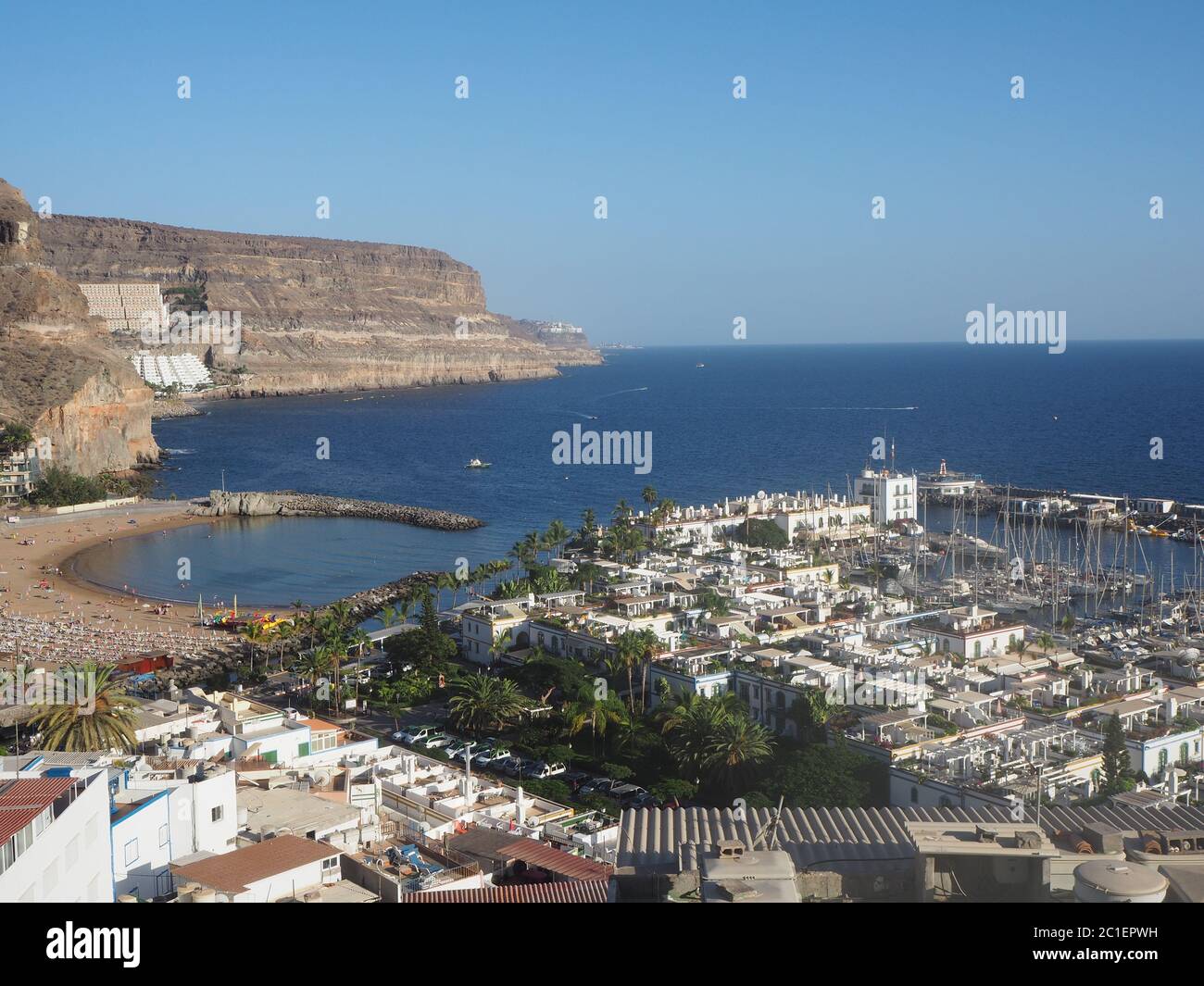 Vue sur la plage et le port pittoresque de Puerto de Mogan, Gran Canaria, îles Canaries Banque D'Images