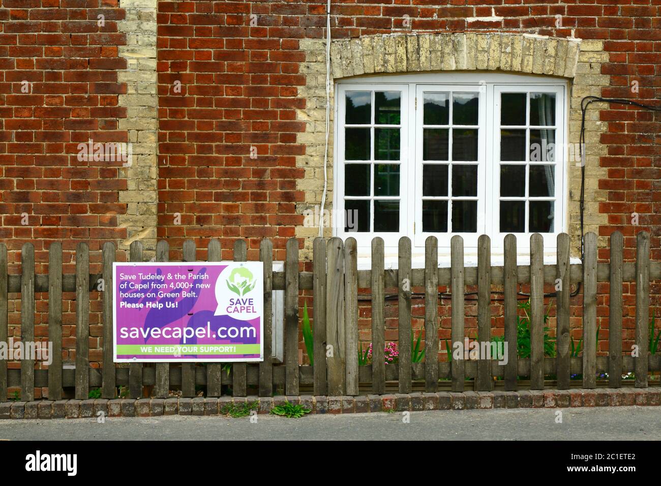 Save Capel affiche de campagne dans le village de Tudeley protestant contre le plan de Tunbridge Wells Borough Council de construire plus de 4 000 maisons à Tudeley et Capel dans les années à venir dans un "village jardin".Les sections locales disent que le projet, qui se trouve sur les terres désignées de la ceinture verte, dépasse de loin ce que la paroisse rurale de Capel et son infrastructure peuvent faire face.La région se trouve également au bord de la vallée de Medway et dans une zone d'inondation à haut risque.Des nouveaux logements similaires sont également prévus pour cinq Oak Green et Paddock Wood à proximité.Kent, Angleterre Banque D'Images