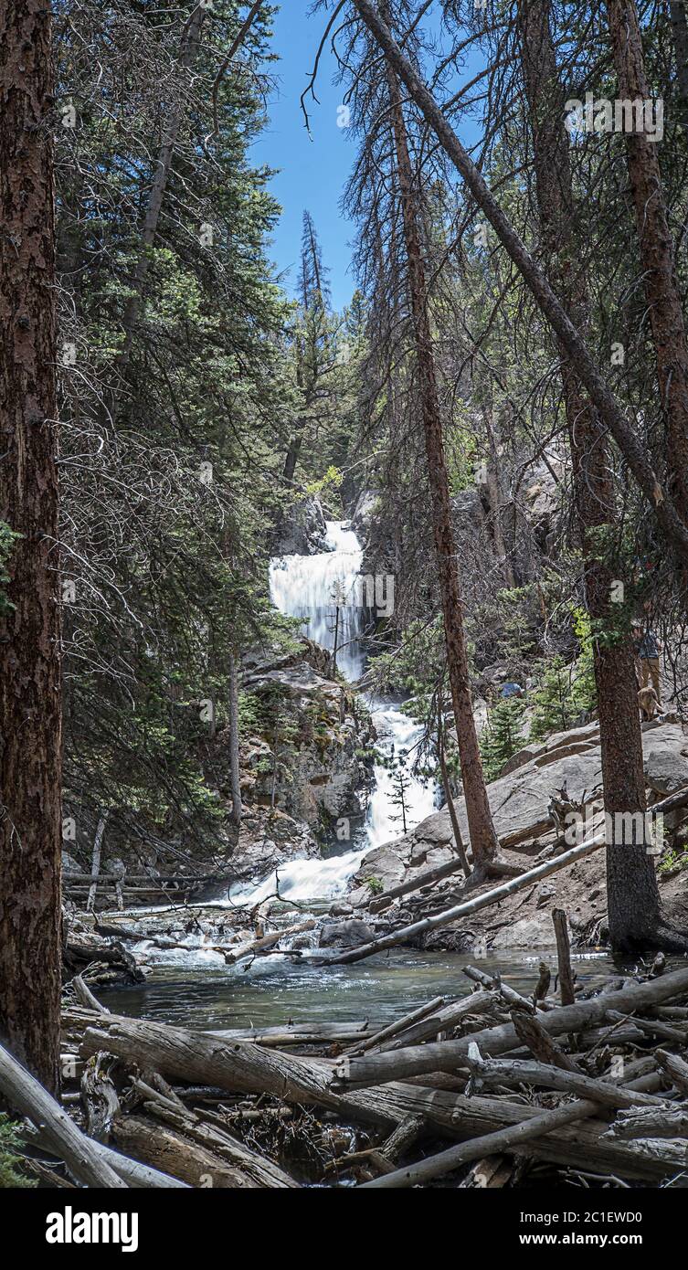 Exposition longue aux chutes d'eau de Brown's Creek avec mouvement d'eau flou et cascade d'eau sur les rochers au Colorado Banque D'Images