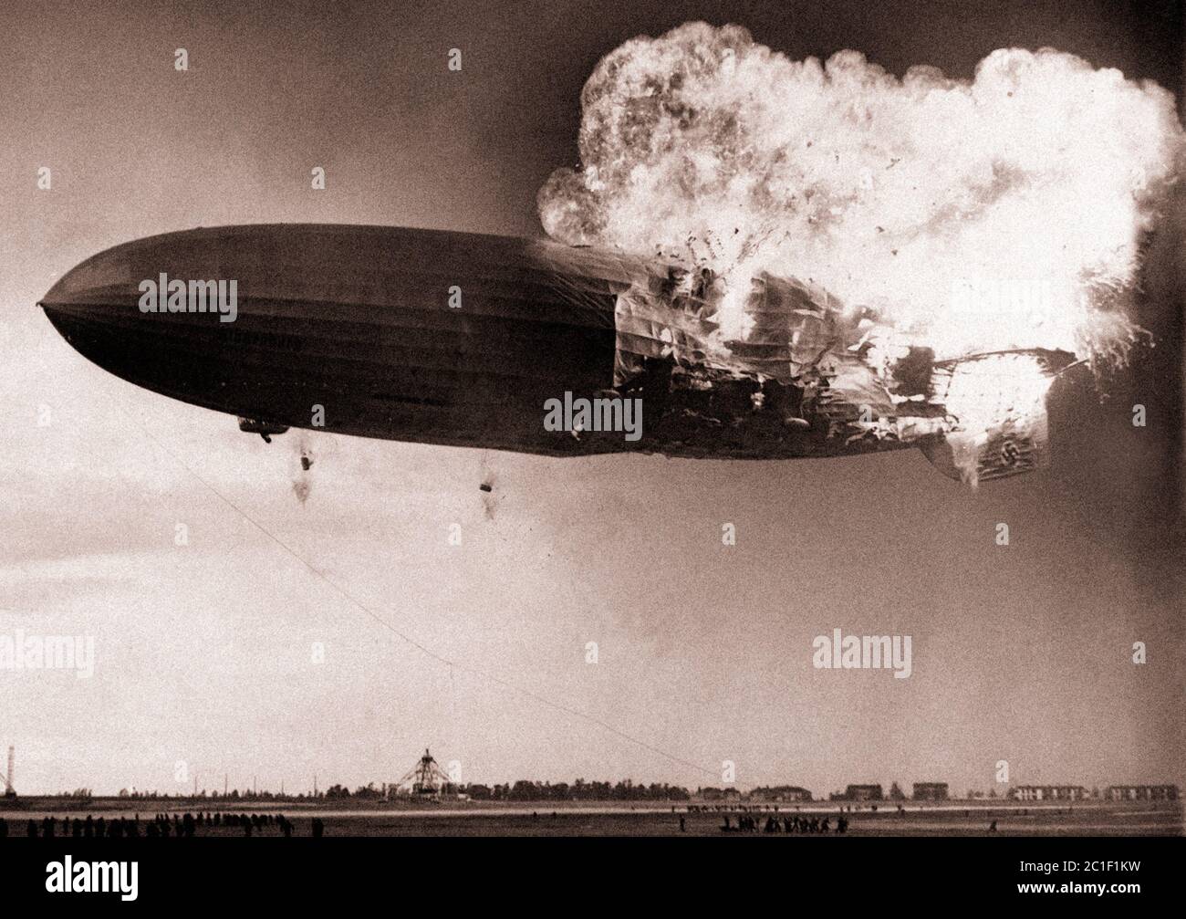 Explosion de Hindenburg. Le dirigeable allemand explose sur son approche à l'atterrissage à l'Lakehurst Naval Air Station. Trente-six des 97 personnes à bord ont été Banque D'Images
