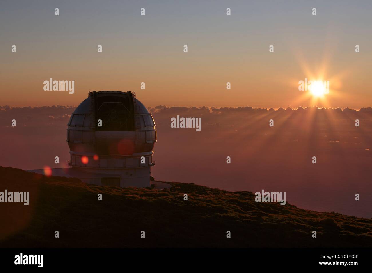 Gran Telescopio Canarias ouvre son dôme au coucher du soleil à l'Observatoire Roque de los Muchachos de l'île de la Palma (îles canaries) Banque D'Images