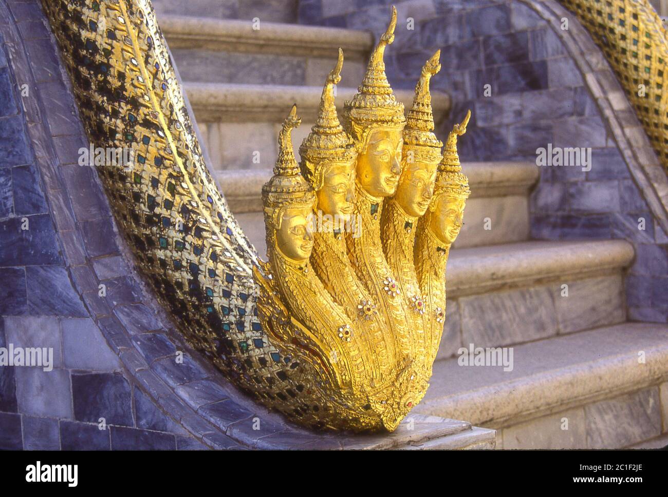 NAGA À WAT PHRA KAEO, BANGKOK. Banque D'Images