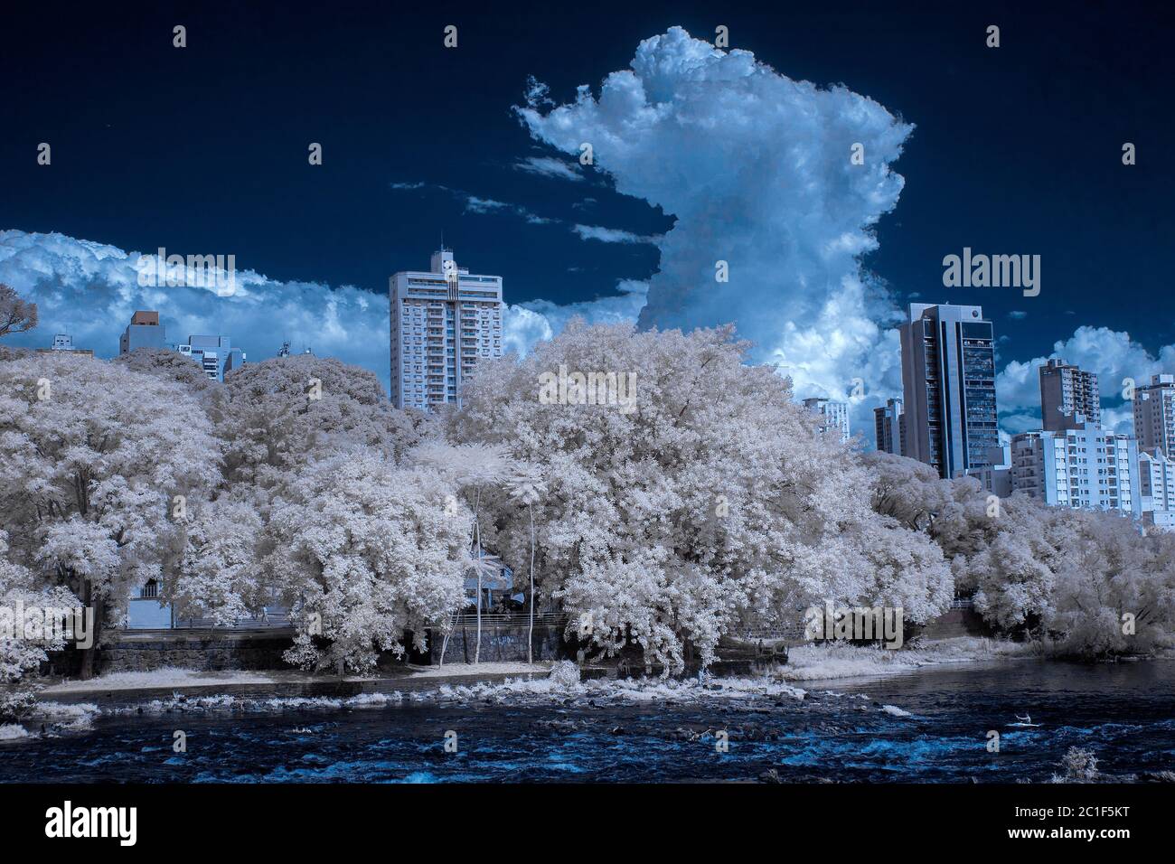 Piracicaba et la ville dans l'infrarouge - IR - 720nm Banque D'Images