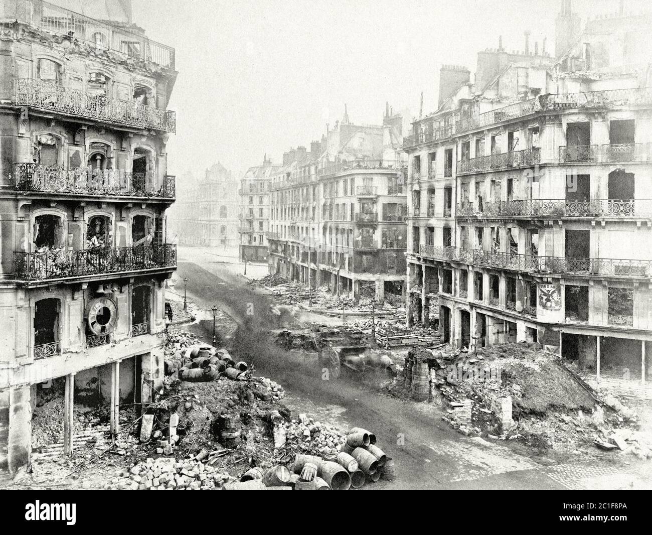 Paris pendant la commune. Rue Saint-Martin, vue peut-être de la tour Saint-Jacques Phot. Par B. Braquehais, juin 1871 Banque D'Images