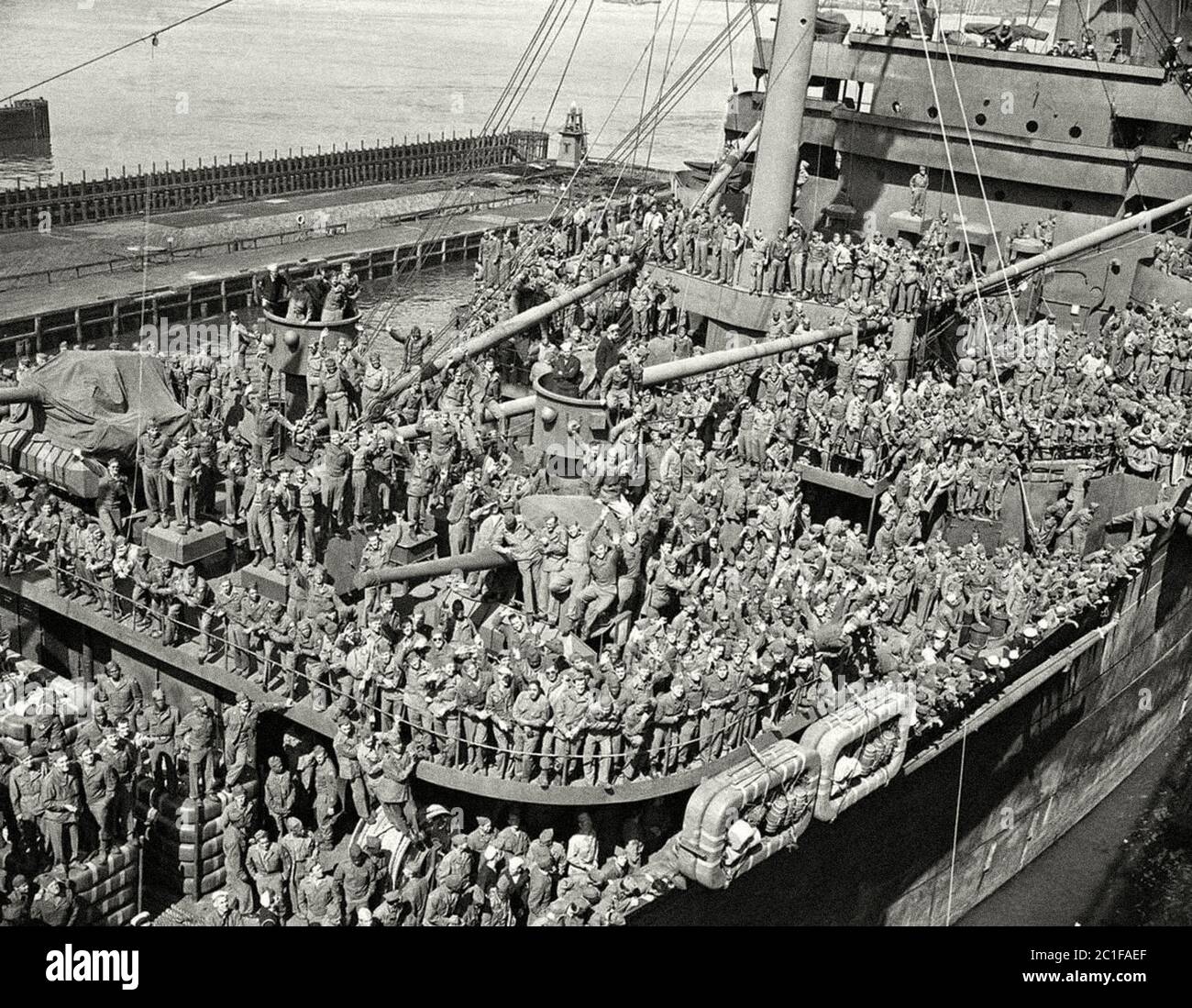 Le super navire de transport, le général W.P. Richardson, ancré à New York, avec des vétérans de la guerre européenne qui applaudissent le 7 juin 1945. Beaucoup de soldats l'étaient Banque D'Images