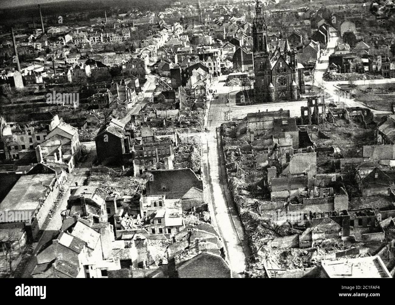 En Europe, certaines églises ont été complètement ruinées, mais d'autres se tiennent encore parmi les dévastations les plus graves. La cathédrale de Mönchengladbach se trouve ici dans les rubis Banque D'Images