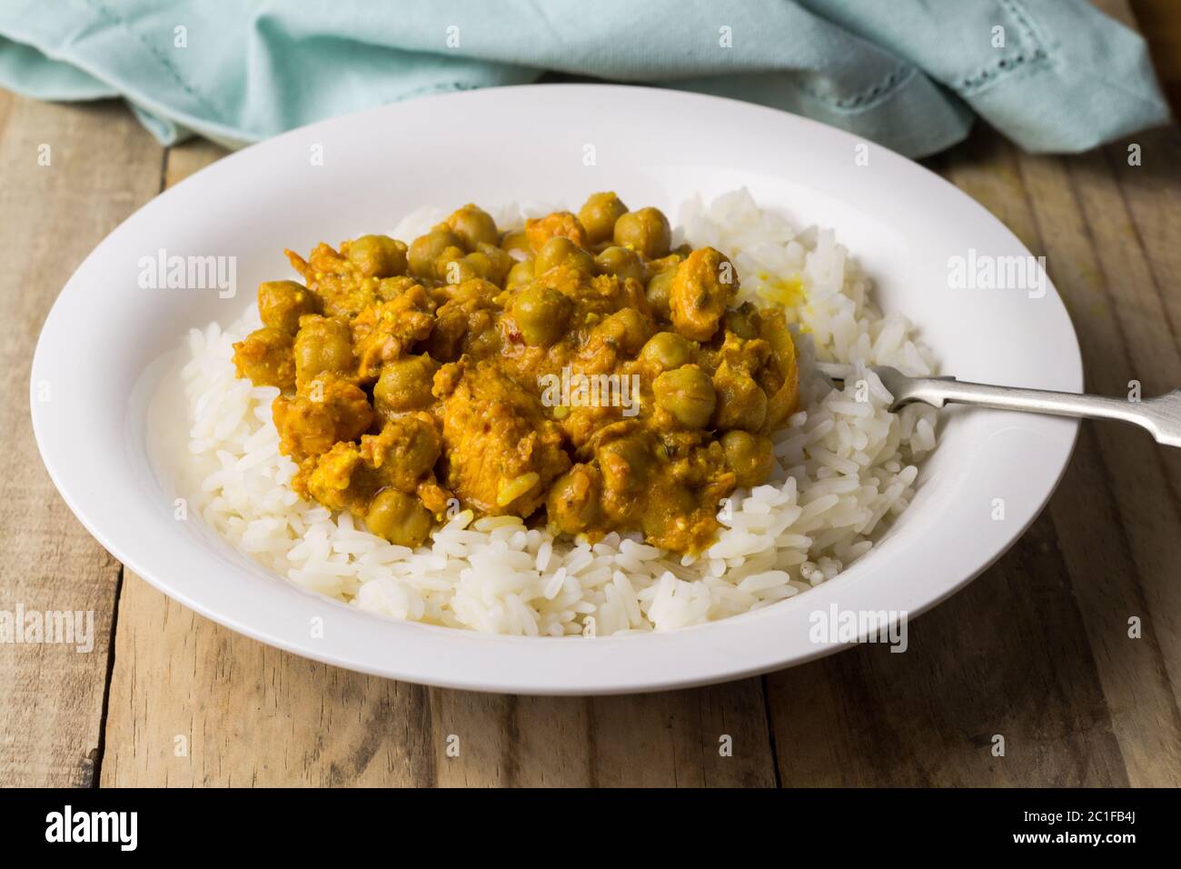 Curry de pois chiches avec du riz dans la plaque, Close up sur table en bois rustique Banque D'Images