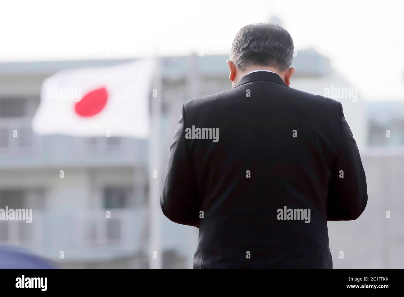 Vue arrière de l'orateur parle d'élection japonais fait un rapport au public avec drapeau Banque D'Images