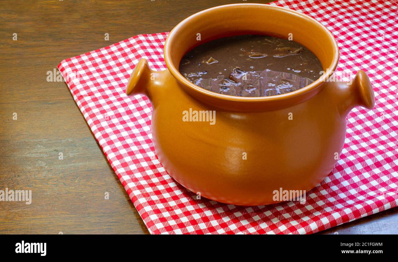 Feijoada, la tradition de la cuisine brésilienne. Banque D'Images