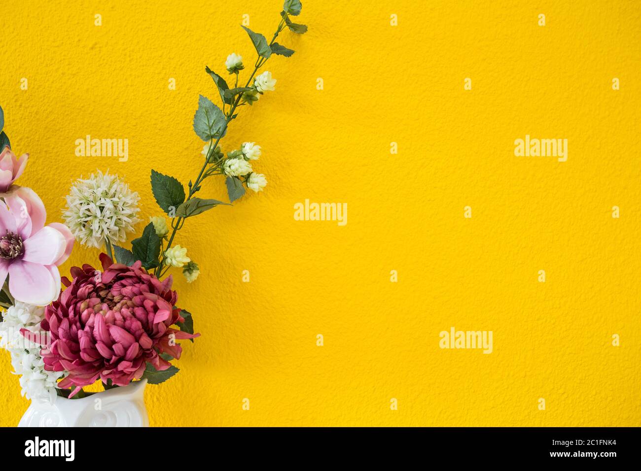 Mur jaune style intérieur moderne avec des fleurs colorées de la texture d'arrière-plan Banque D'Images