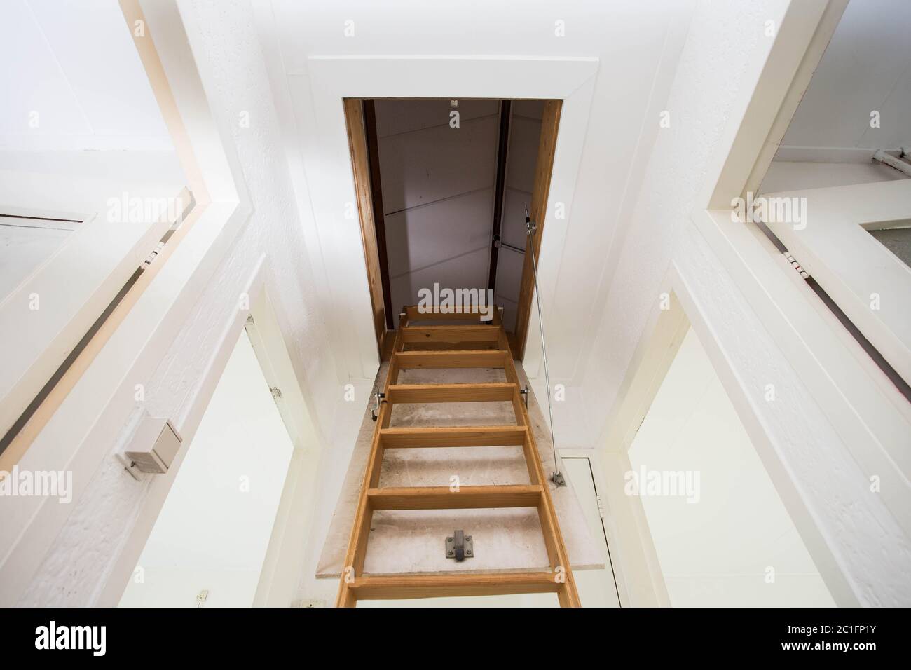 Escalier en bois au grenier dans une maison moderne Banque D'Images