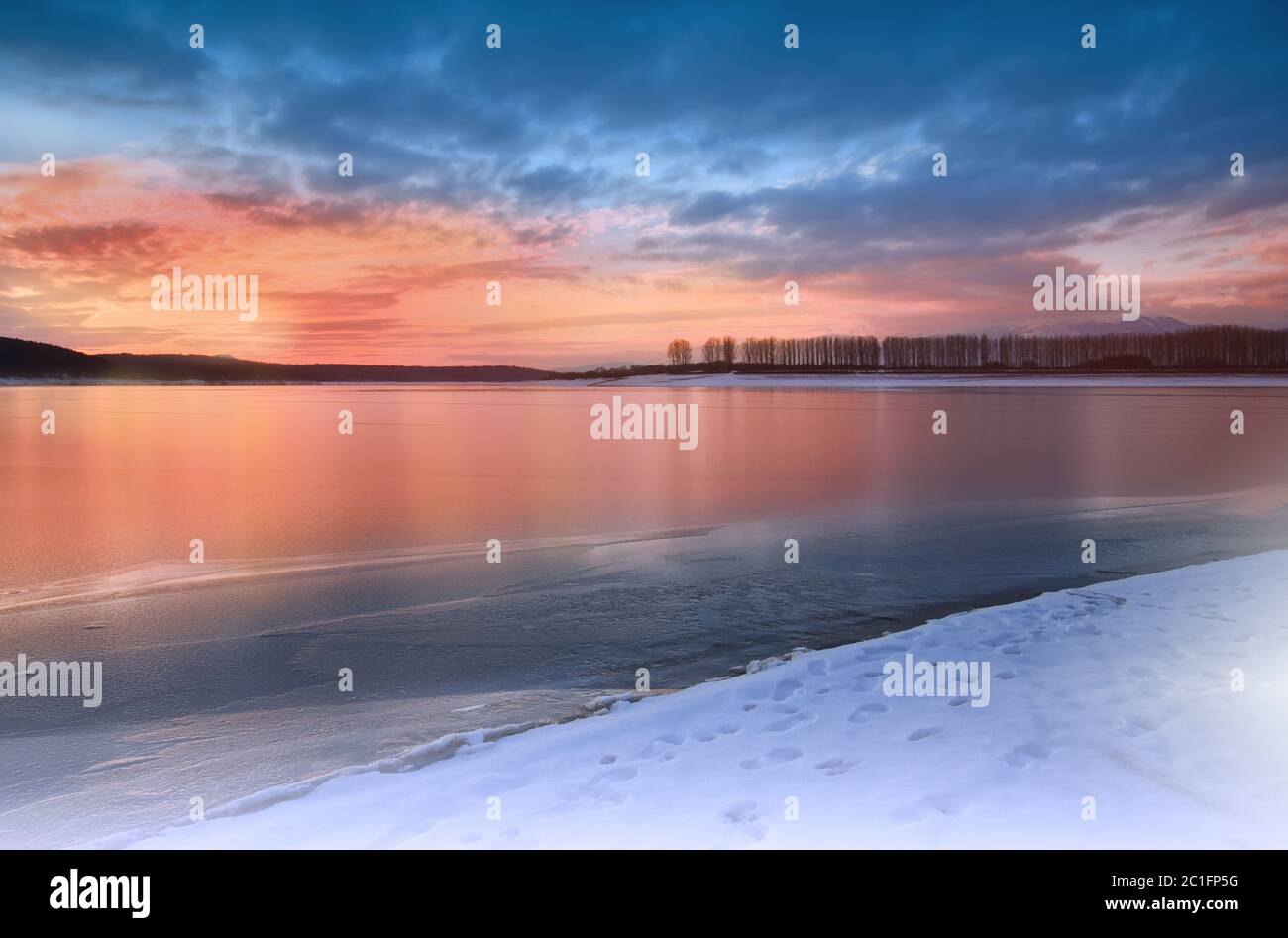 Magnifique coucher de soleil.ciel avec des nuages colorés étonnants.nature.hiver.Lac. Banque D'Images