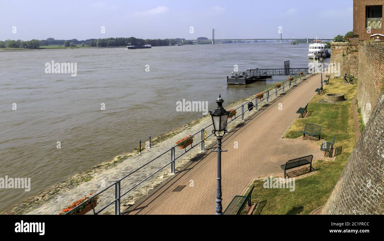 Rive du Rhin avec promenade en bord de mer, pont du Rhin, bateau d'excursion, Rees, Rhénanie-du-Nord-Westphalie, G Banque D'Images