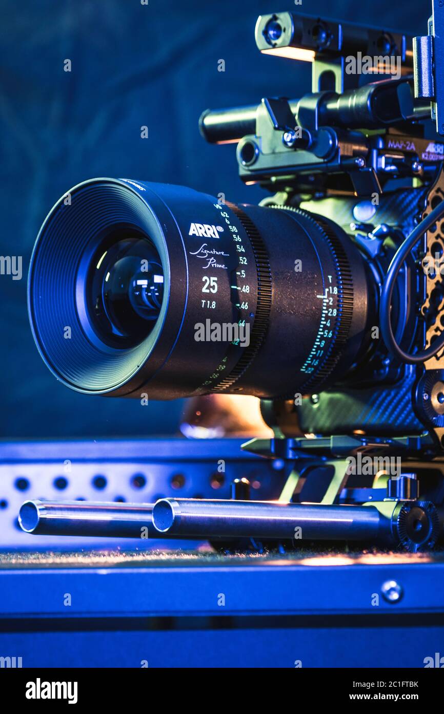 Kiev, Ukraine - 04.17.2020: Studio de tournage de caméra vidéo professionnelle Arri Alexa mini LF avec objectif, gros plan. Équipement professionnel pour le cinéma Banque D'Images