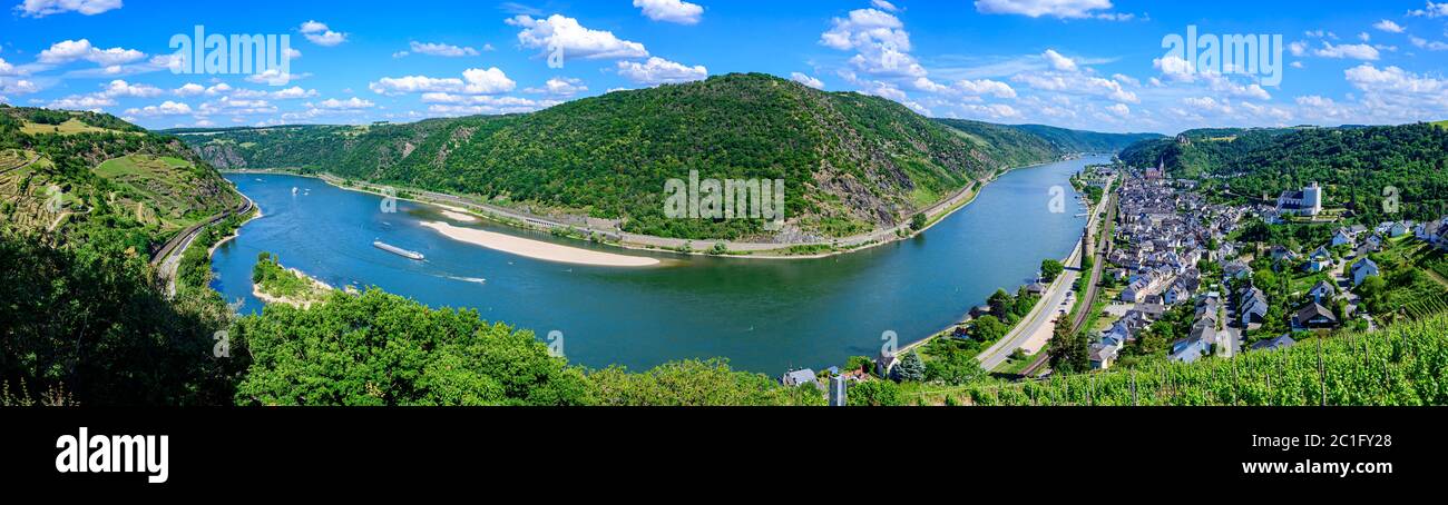 Panorama aérien 180 sur la boucle du Rhin (Rheinschleife) à Oberwesel am Rhein. Petite ville sur le Rhin supérieur moyen (Mittelrhein). Magnifique vue panoramique Banque D'Images