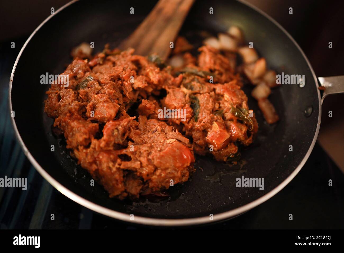 Plat sud indien poêlées de bœuf épicé Kerala, Inde. Plat d'accompagnement de ghee riz, aprpam, paratta, puttu, pain et chappagi, cuisine de Kerala, Buffalo rôti / viande Banque D'Images