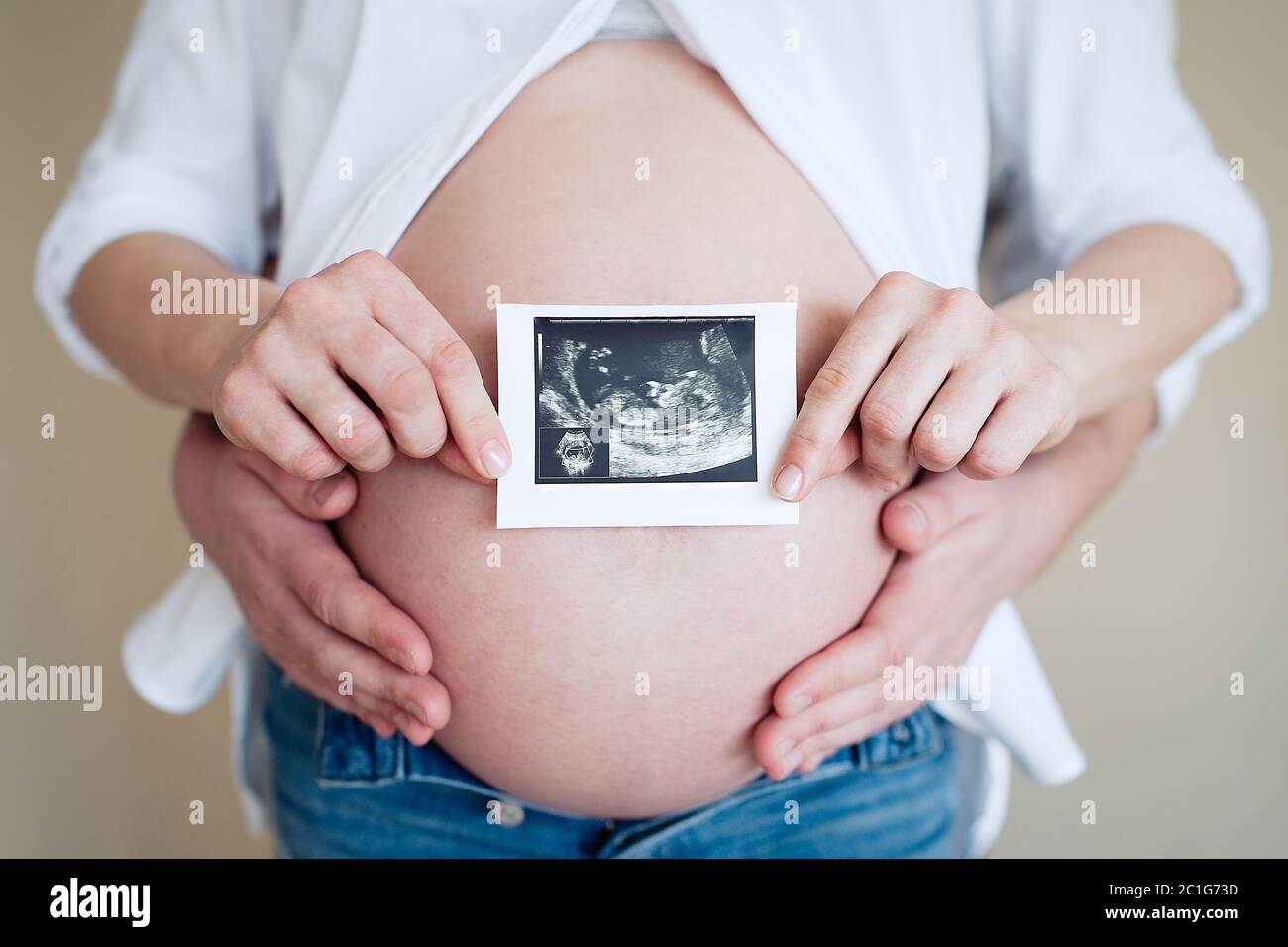 Femme Enceinte Avec Son Mari En Attente D Echographie Concept De Soins De Sante De Grossesse Photo Stock Alamy Femme Enceinte Avec Son Mari En Attente D Echographie Concept De Soins De Sante De Grossesse Photo Stock Alamy