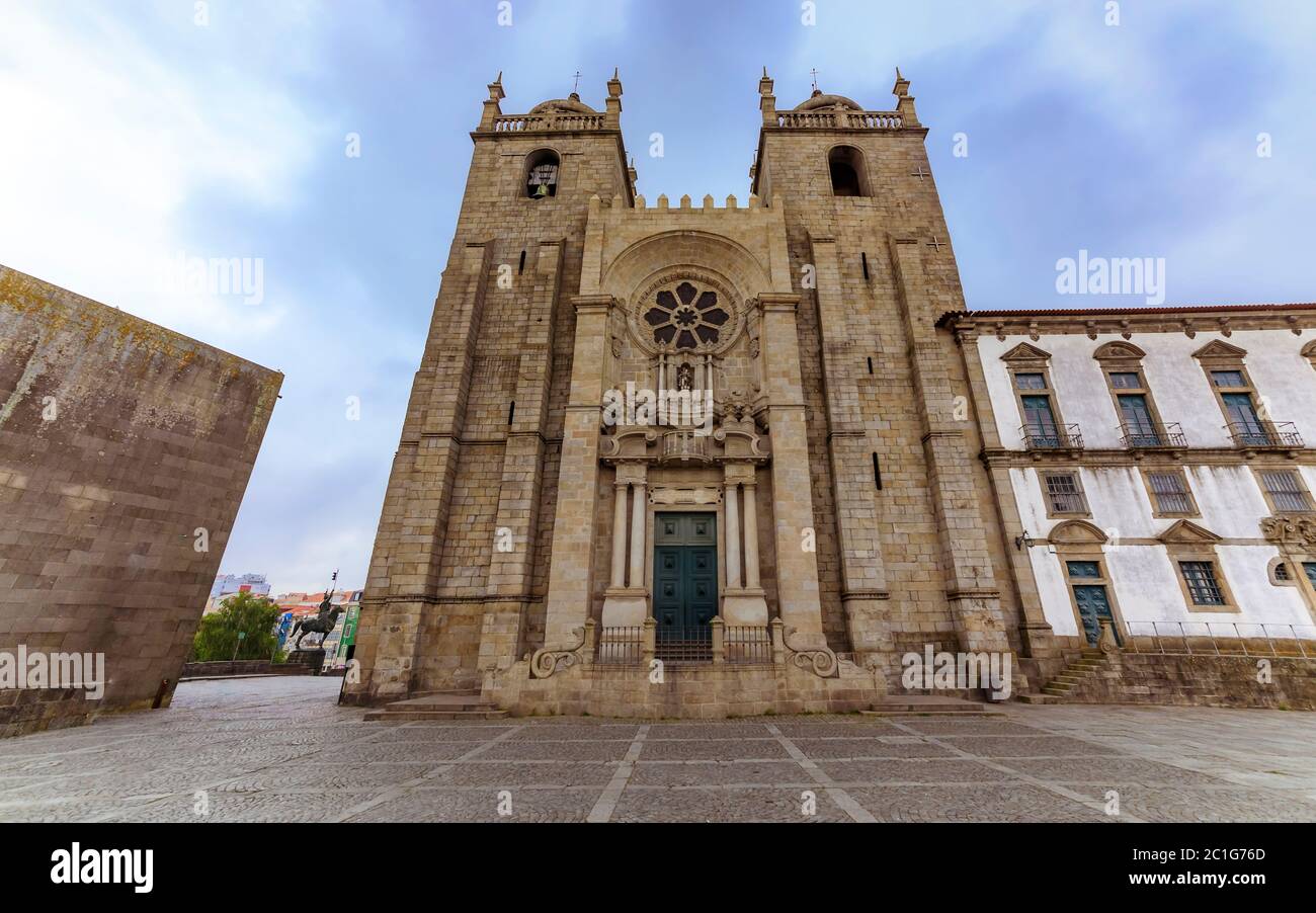 Cathédrale de Porto ou se Catedral do Porto, construite au XIIe siècle et Palais épiscopal ou Paco épiscopal dans le centre historique de la vieille ville de Porto, Portugal Banque D'Images