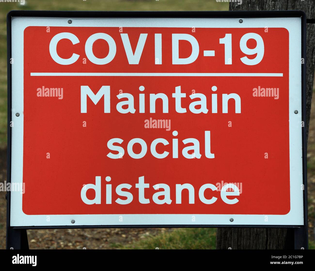 Panneau Covid-19, maintenir la distance sociale, distanciation, coronavirus, pandémie, station balnéaire, Hunstanton, Norfolk, Angleterre Banque D'Images