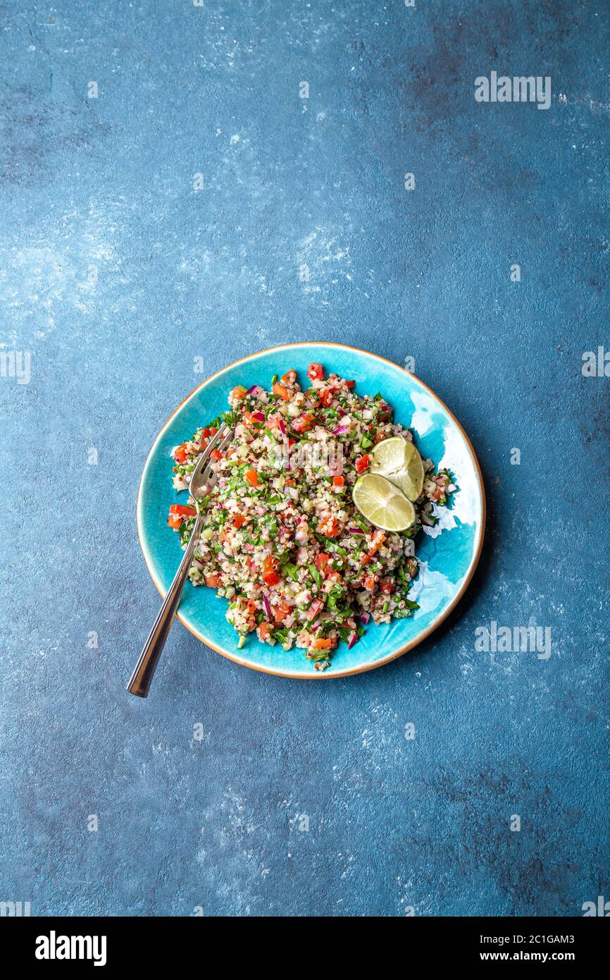 Salade libanaise traditionnelle tabouli tabule avec quinoa, herbes, tomates, menthe et citron Banque D'Images