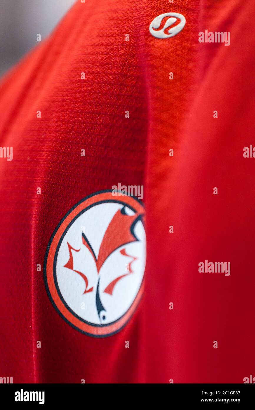 Logo des équipes canadiennes de hockey sous-marin sur une chemise rouge. Banque D'Images