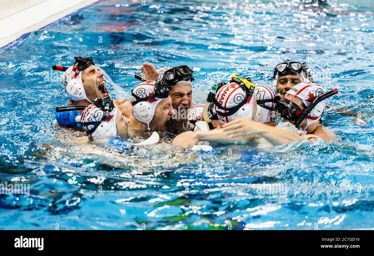 Équipe canadienne de maîtres hommes célébrant leur victoire après une partie de hockey sous-marin au Championnat du monde CMAS à Québec. Banque D'Images