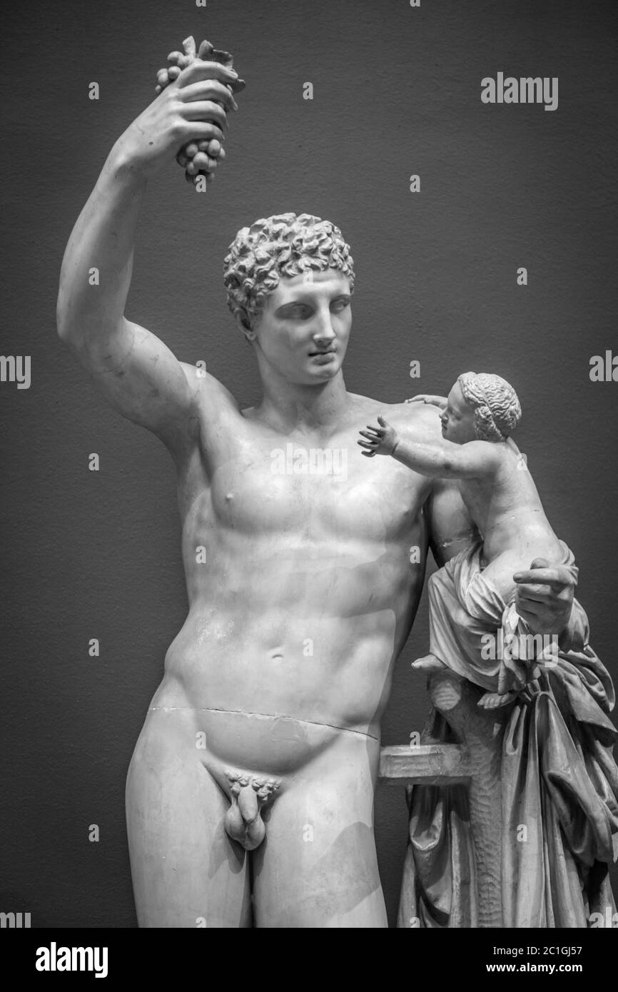 Statue avec raisins, pose classique, originale de plus de 1600 ans Banque D'Images