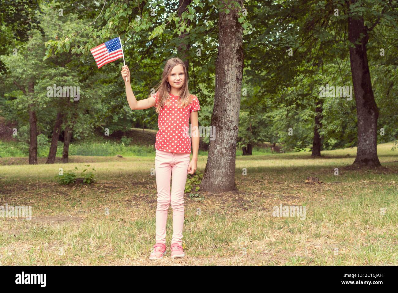 Fille avec drapeau américain pour le 4 juillet. Banque D'Images