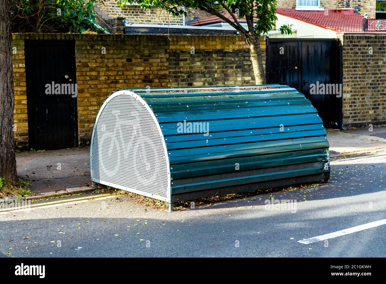 Cyclehoop Bikehangar - abri à vélo sur le côté de la route, occupe une place de parking, Londres, Royaume-Uni Banque D'Images