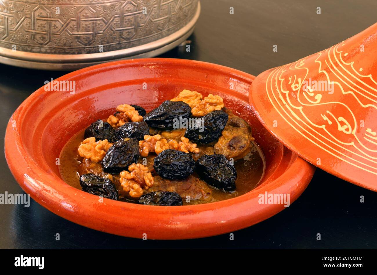 Cuisine marocaine. Tajine typiquement clay avec agneau et fruits secs. Banque D'Images