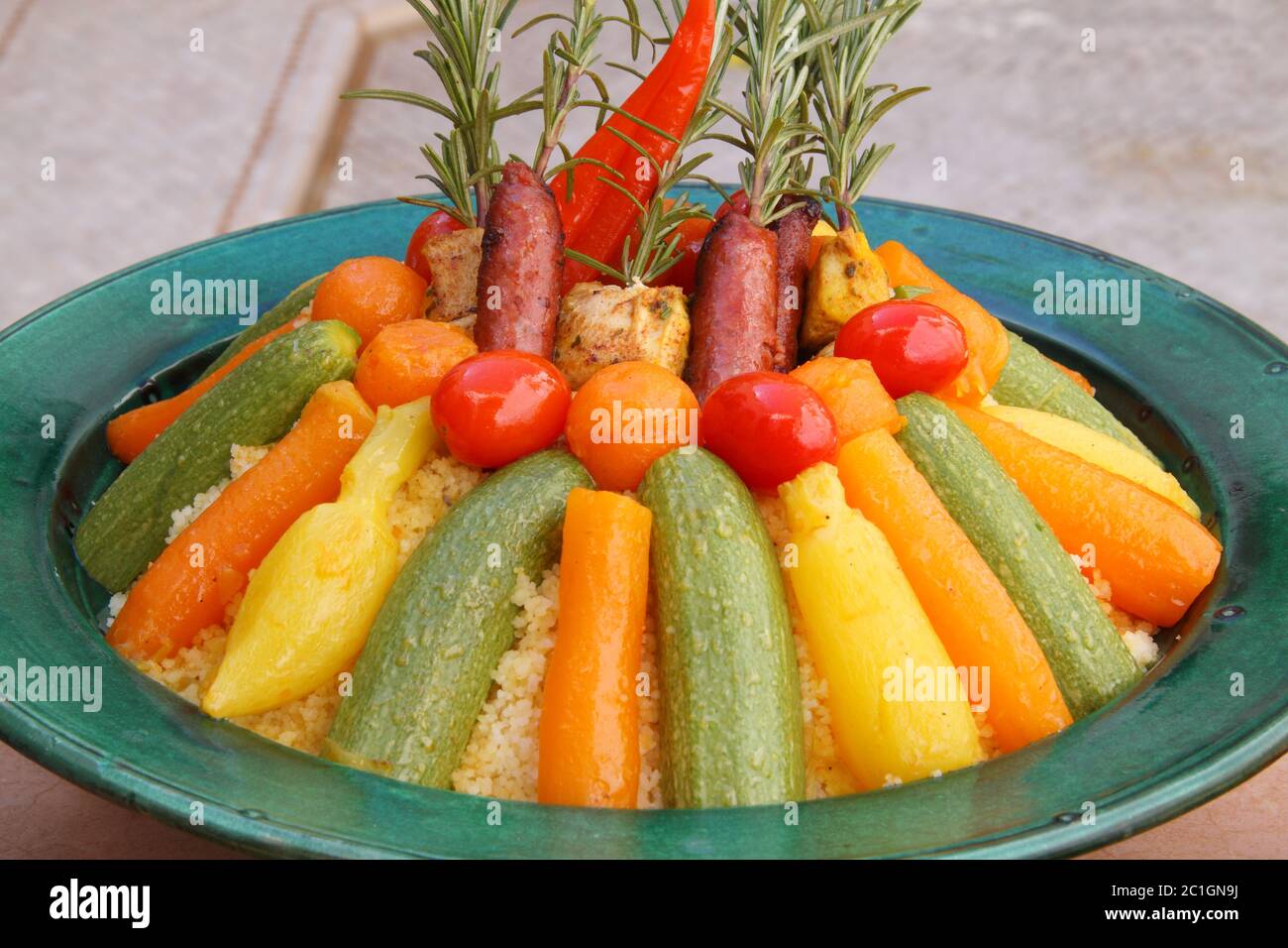 Cuisine marocaine. Tajine typique de Clay avec couscous et légumes. Banque D'Images