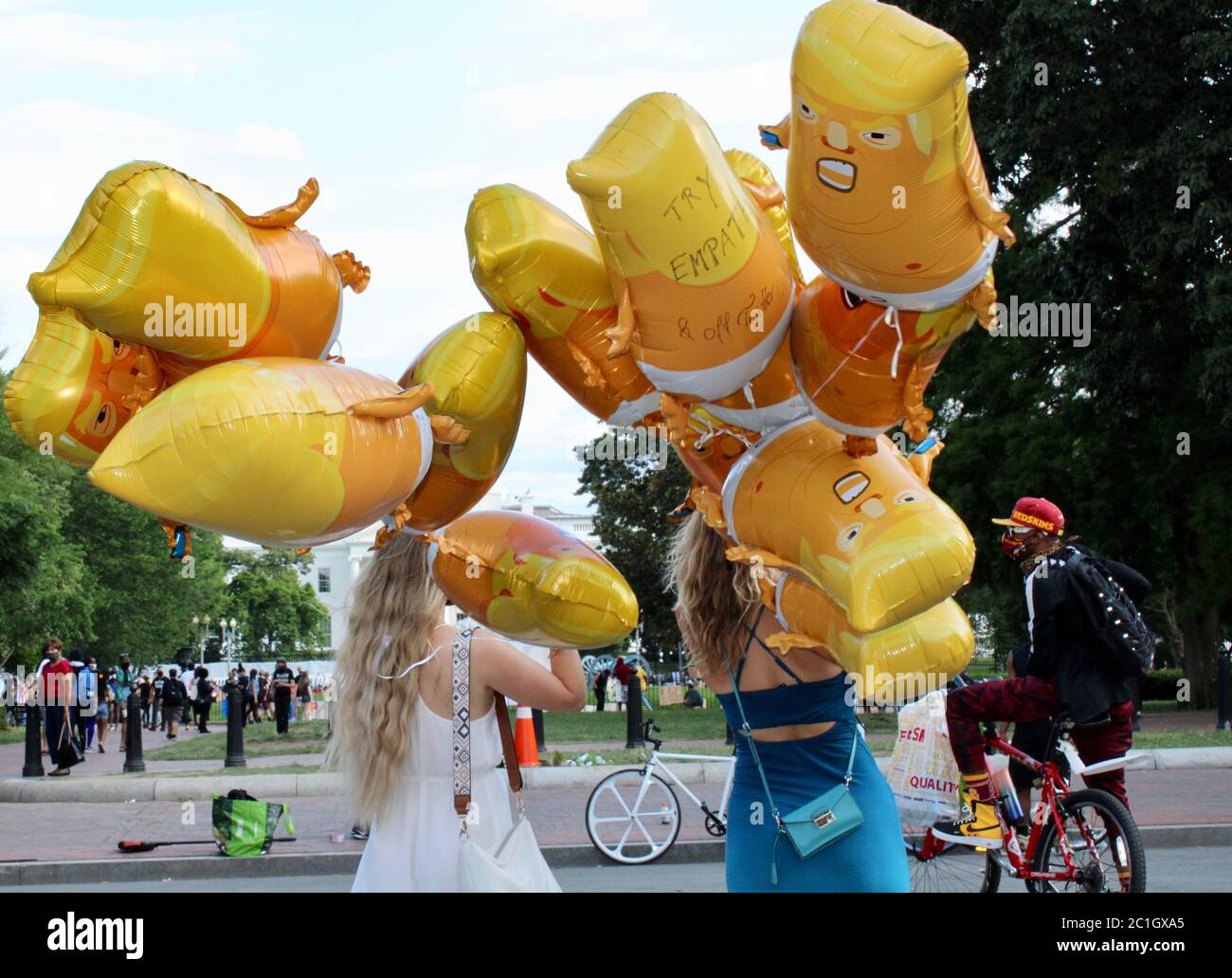 14 juin 2020, Washington D. C., District of Columbia, U. S. : deux femmes blondes et blanches d'Allemagne volent une douzaine de Balloons Baby Trump devant la Maison Blanche, en pleine vue de Trump. "On nous a enseigné dans mon pays natal sur Hitler et ce qui peut happenÃ‰ donc je voulais me joindre à la protestation ici: J'ai la double citoyenneté." .les manifestants en colère célèbrent TrumpÃs anniversaire sur sa pelouse à Lafayette Square, une semaine environ après qu'il ait ordonné à son Service secret de déchirer les manifestants pacifiques qui exerçaient leur premier amendement de liberté d'expression, après le meurtre de George Floyd devant le Wh Banque D'Images