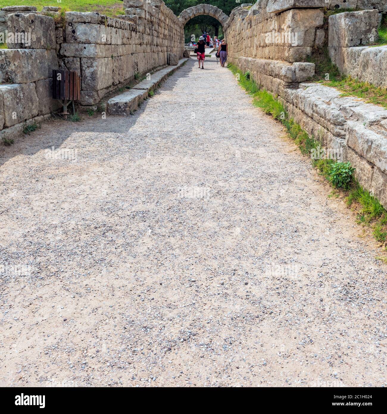 Olympia, Grèce - 7 septembre 2014: Touristes entrant dans la crypte. Crypt est le tunnel voûté menant à l'ancien stade Olympia, Péloponnèse, Greec Banque D'Images