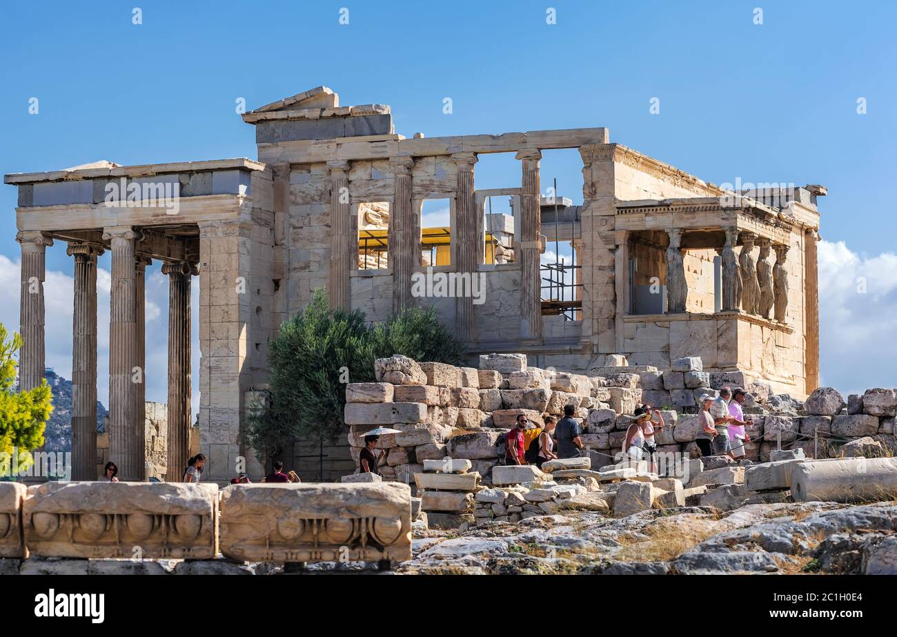 Athènes, Grèce - 8 septembre 2014 : touristes au temple d'Erechtheion sur la colline de l'Acropole, Athènes Grèce. Banque D'Images