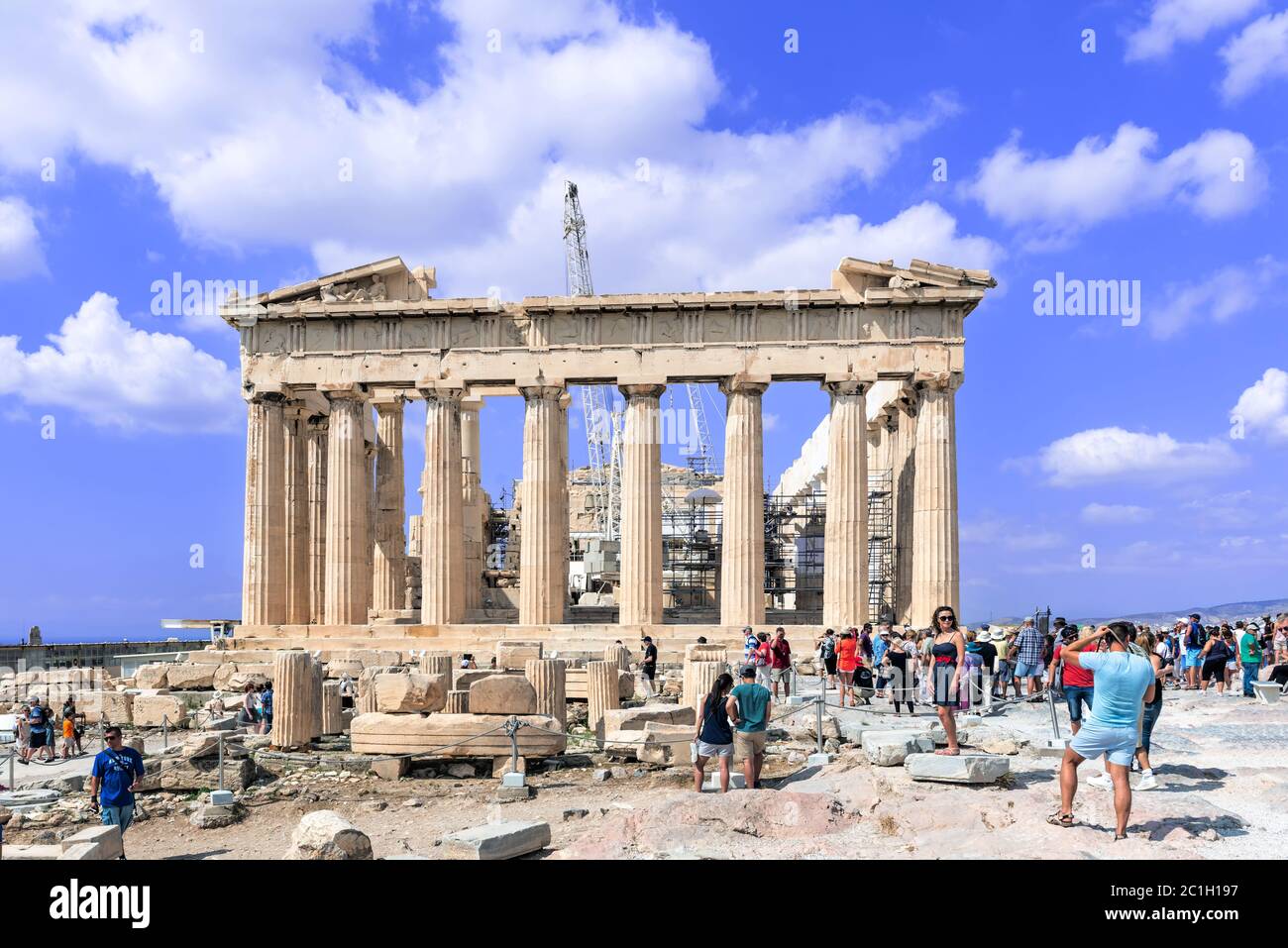 Athènes, Grèce - 8 septembre 2014 : touristes visitant le Parthénon sur l'Acropole athénienne, Grèce. Banque D'Images