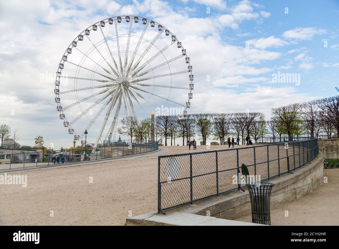 Paysage avec une grande roue et des chaises vides près de l'étang dans le jardin des Tuileries à Paris Banque D'Images