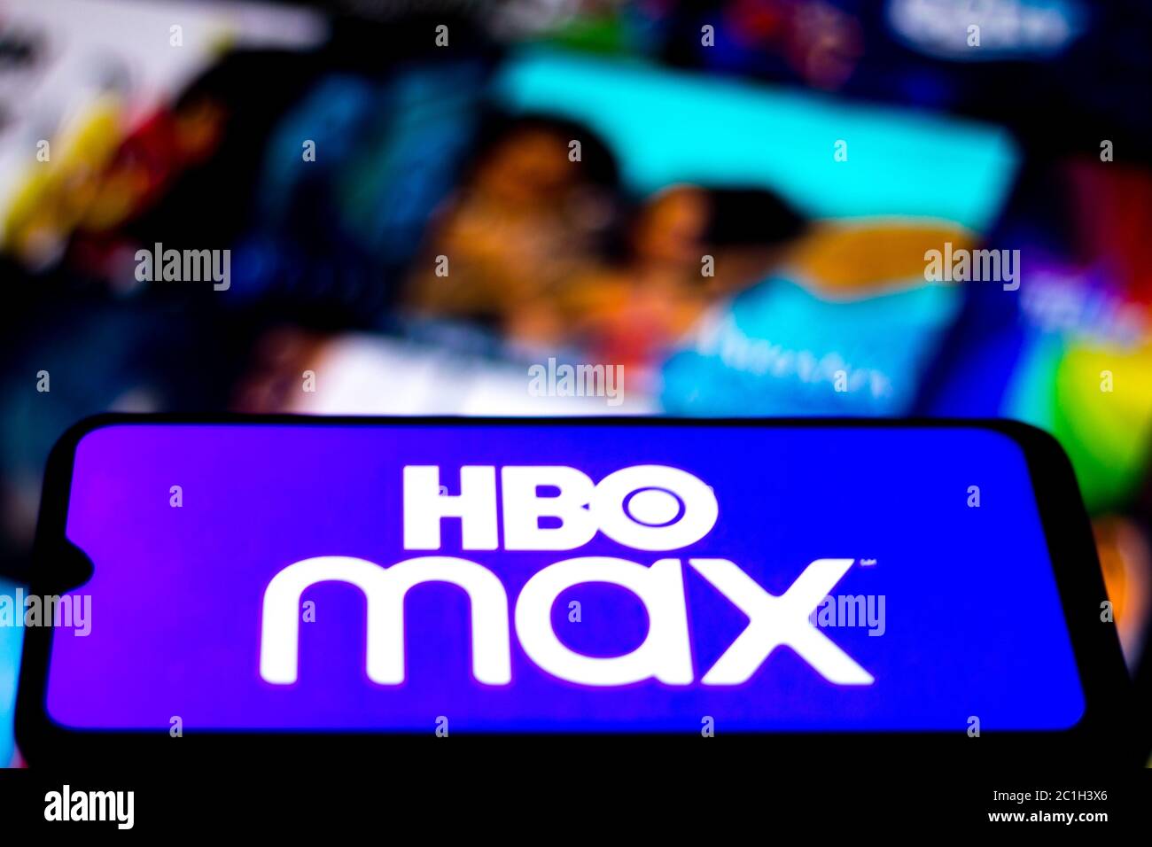 Sur cette photo, le logo HBO Max s'affiche sur un smartphone. Banque D'Images
