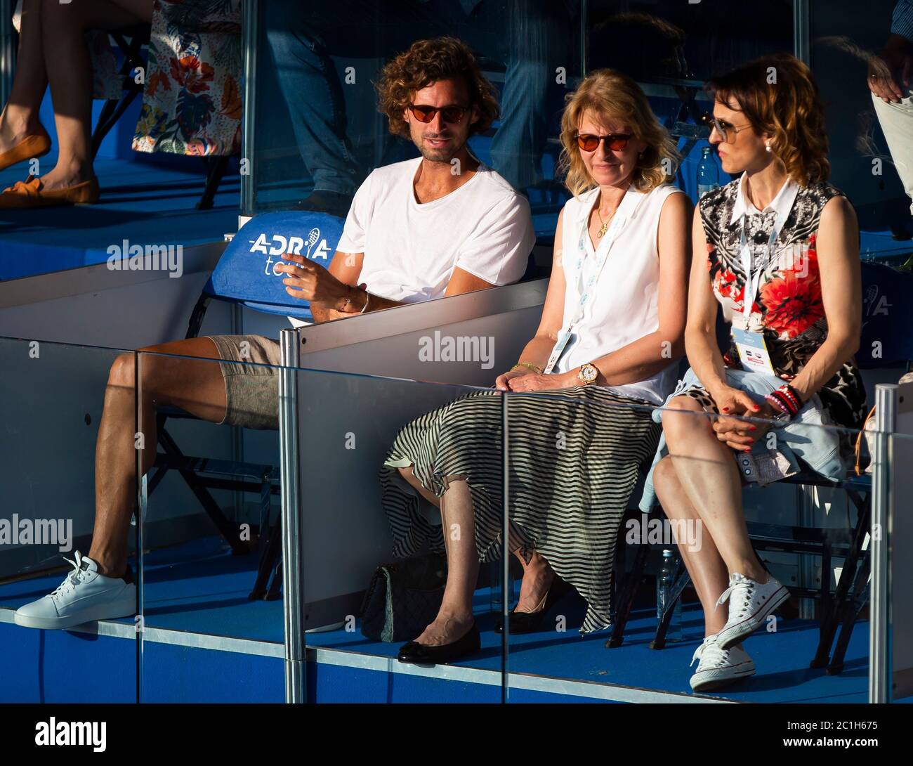 Belgrade, Serbie. 13 juin 2020. Le frère de Novak Djokovic, Marko Djokovic  (L) et la mère Dijana Djokovic regardent le match. Crédit : Nikola  Krstic/Alay Live News Photo Stock - Alamy