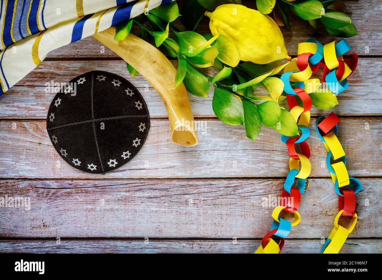 Fête de Souccot rituel juif dans le symbole religieux juif Etrog, Loulav, hadas arava et kippa talit shofar livre de prière Banque D'Images