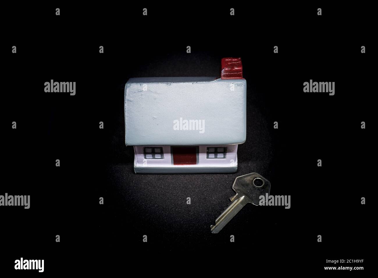 Maison miniature avec clés argent concept d'un nouveau home concept immobilier et des biens Banque D'Images