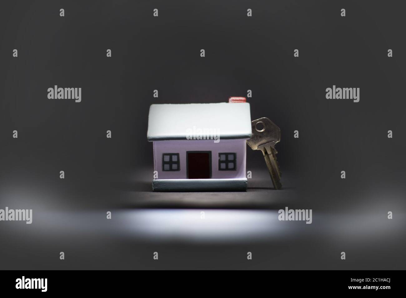 Maison miniature avec clés argent concept d'un nouveau home concept immobilier et des biens Banque D'Images