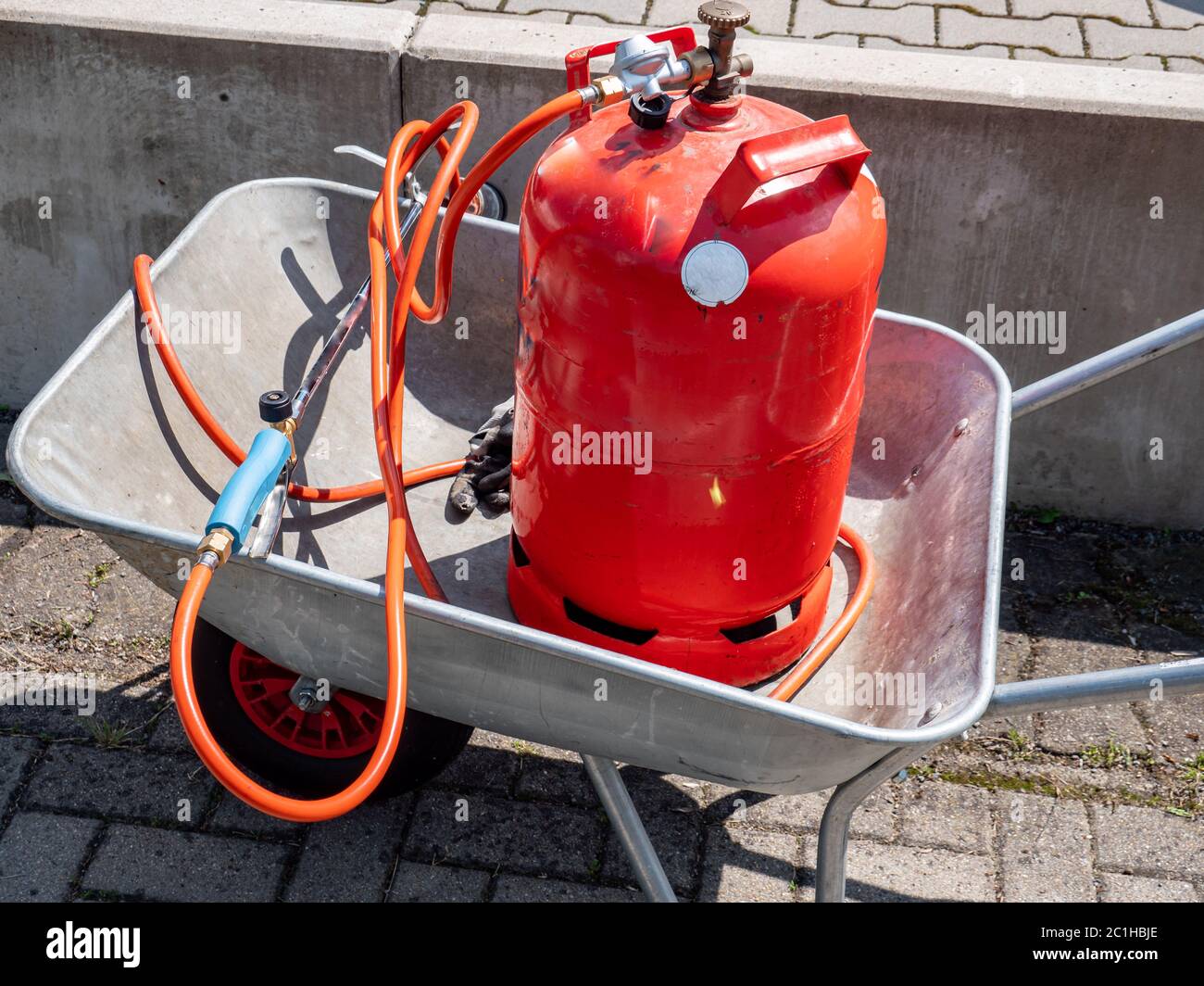Élimination des mauvaises herbes avec des brûleurs à gaz propane Banque D'Images