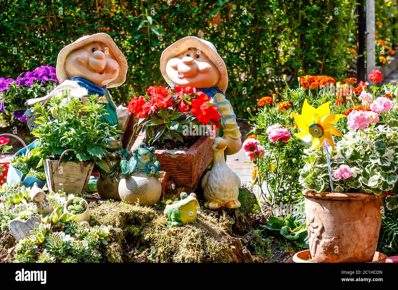 Paysage avec deux drôles parmi les nains de jardin pots de fleurs colorées dans la Réserve de biosphère de Spreewald, Brandebourg, près de Berlin, Allemagne Banque D'Images