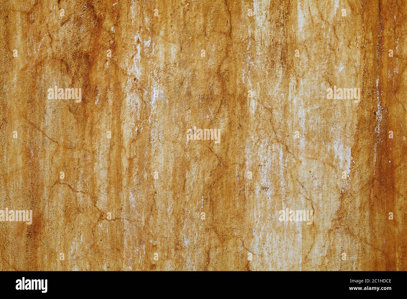 Texture abstraite de mur de béton avec fissures, rayures et marques de rouille de l'eau séchée, image de fond pour la conception. Banque D'Images