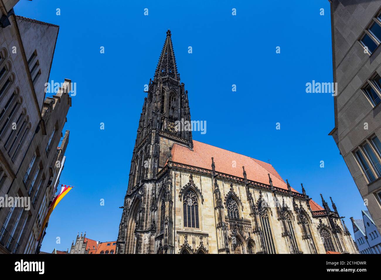 Eglise St Lamberti avec des bâtiments dans la rue Prinzipalmarkt, Münster, Rhénanie-du-Nord-Westphalie, Allemagne, Europe Banque D'Images